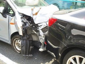 追突でぶつかっている